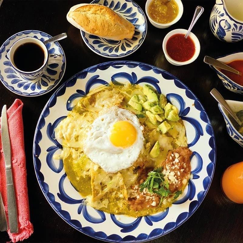 Cozy Mexican café near El Jardín in San Miguel de Allende serving breakfast, coffee, and traditional dishes.