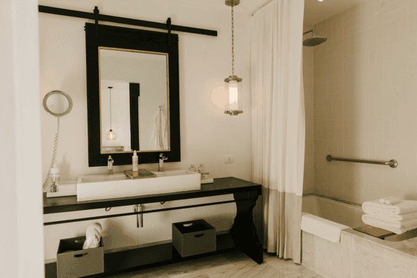Deluxe Room with king bed and spacious bathroom