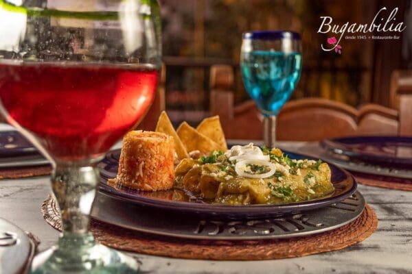 Chile en Nogada tradicional servido en La Bugambilia, restaurante histórico de San Miguel de Allende.