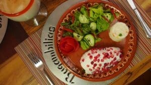 Chile en Nogada tradicional servido en La Bugambilia, restaurante histórico de San Miguel de Allende.