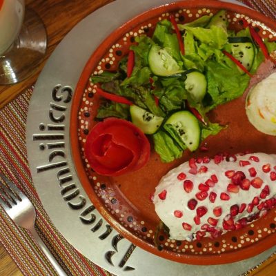 Chile en Nogada tradicional servido en La Bugambilia, restaurante histórico de San Miguel de Allende.